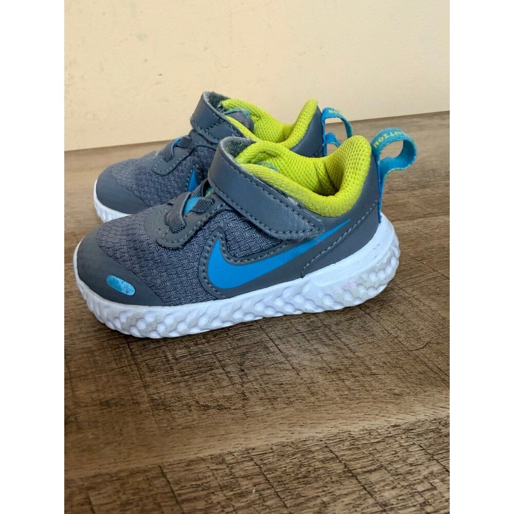 NIKE boys size 4C Revolution 5 Running Shoes Grey Child Mesh